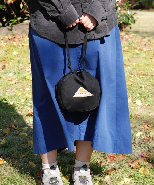 KELTY(ケルティ)の「【KELTY/ケルティ】ナイロン巾着ショルダー キンチャクショルダーM/KINCHAKU SHOULDER M(ショルダーバッグ・メンズ・ブラック/グレー/ブラウン系その他/ネイビー・FREE)」の2枚目の写真