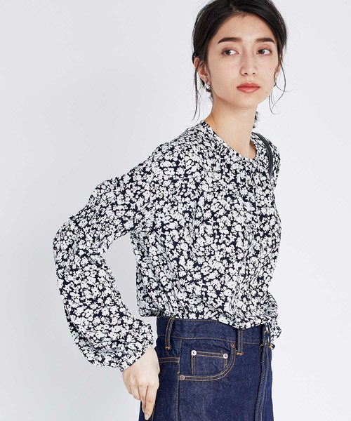 ADAM ET ROPE'（アダムエロペ）の「プリントパフスリーブブラウス（シャツ/ブラウス・レディース・ネイビー/キナリ・FREE）」の2枚目の写真