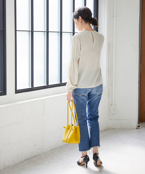 ADAM ET ROPE'（アダムエロペ）の「プリントパフスリーブブラウス（シャツ/ブラウス・レディース・ネイビー/キナリ・FREE）」の4枚目の写真