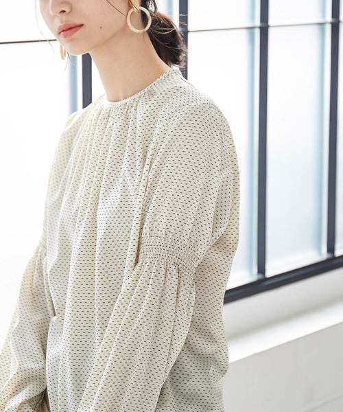 ADAM ET ROPE'（アダムエロペ）の「プリントパフスリーブブラウス（シャツ/ブラウス・レディース・ネイビー/キナリ・FREE）」の6枚目の写真