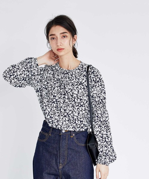 ADAM ET ROPE'（アダムエロペ）の「プリントパフスリーブブラウス（シャツ/ブラウス・レディース・ネイビー/キナリ・FREE）」の7枚目の写真