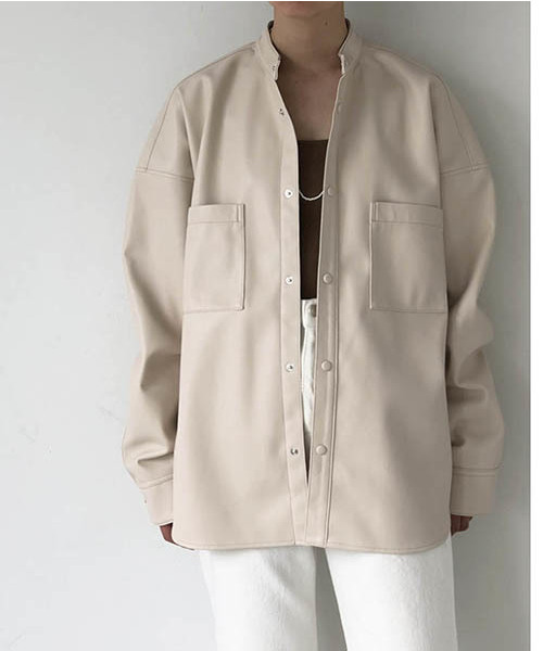 TODAYFUL(トゥデイフル)の「フェイクレザーシャツ(シャツ/ブラウス・レディース・キナリ/グレイッシュベージュ/キャメル・FREE)」の2枚目の写真