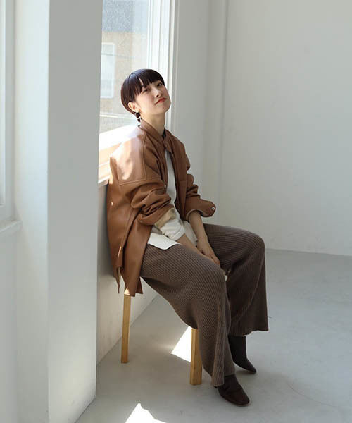 TODAYFUL(トゥデイフル)の「フェイクレザーシャツ(シャツ/ブラウス・レディース・キナリ/グレイッシュベージュ/キャメル・FREE)」の17枚目の写真