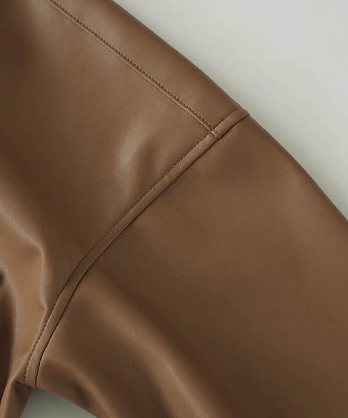 TODAYFUL(トゥデイフル)の「フェイクレザーシャツ(シャツ/ブラウス・レディース・キナリ/グレイッシュベージュ/キャメル・FREE)」の9枚目の写真