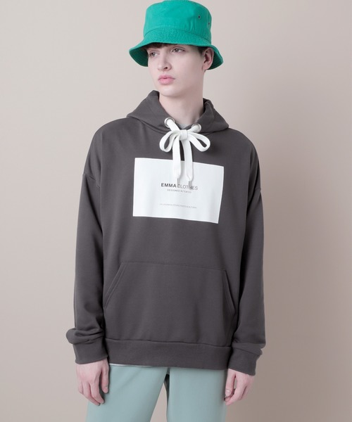 EMMA CLOTHES（エマクローズ）の「裏毛プルオーバーロゴパーカー(EMMA CLOTHES)（パーカー・メンズ・ブラック/オフホワイト/グレー系その他/チャコール/ライトベージュ・FREE）」の5枚目の写真