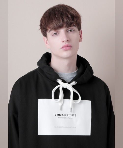 EMMA CLOTHES（エマクローズ）の「裏毛プルオーバーロゴパーカー(EMMA CLOTHES)（パーカー・メンズ・ブラック/オフホワイト/グレー系その他/チャコール/ライトベージュ・FREE）」の3枚目の写真