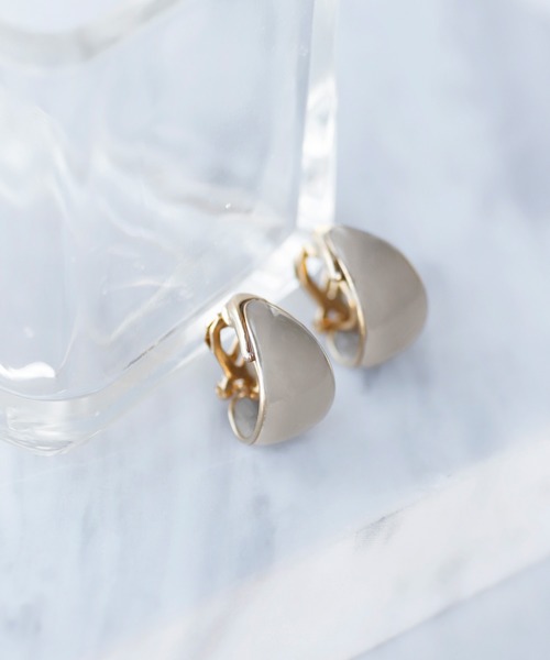 ANEMONE（アネモネ）の「つやつやプレートのシックカラーイヤリング[カール][S]（イヤリング・レディース・ブラウン/グレー/カーキ/ライトピンク/グリーン・FREE）」の2枚目の写真