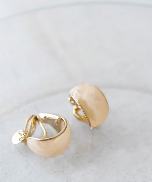 ANEMONE（アネモネ）の「つやつやプレートのシックカラーイヤリング[カール][S]（イヤリング・レディース・ブラウン/グレー/カーキ/ライトピンク/グリーン・FREE）」の5枚目の写真