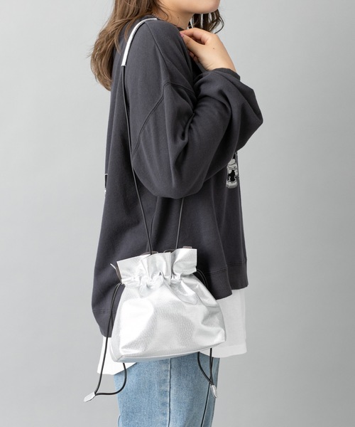 prose verse（プロズヴェール）の「メタリック巾着ショルダーバッグ（ショルダーバッグ・レディース・ゴールド/シルバー/ブラック・ﾌﾘ-）」の7枚目の写真