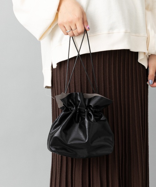 prose verse（プロズヴェール）の「メタリック巾着ショルダーバッグ（ショルダーバッグ・レディース・ゴールド/シルバー/ブラック・ﾌﾘ-）」の9枚目の写真