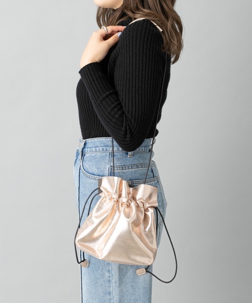 prose verse（プロズヴェール）の「メタリック巾着ショルダーバッグ（ショルダーバッグ・レディース・ゴールド/シルバー/ブラック・ﾌﾘ-）」の12枚目の写真