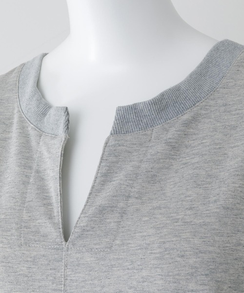 MILKFED.（ミルクフェド）の「SPLIT NECK S/S SWEAT TOP（スウェット・レディース・ベージュ/アッシュ・ONE SIZE）」の14枚目の写真