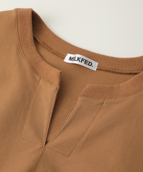 MILKFED.（ミルクフェド）の「SPLIT NECK S/S SWEAT TOP（スウェット・レディース・ベージュ/アッシュ・ONE SIZE）」の10枚目の写真