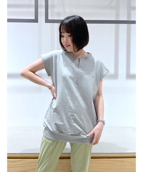 MILKFED.（ミルクフェド）の「SPLIT NECK S/S SWEAT TOP（スウェット・レディース・ベージュ/アッシュ・ONE SIZE）」の19枚目の写真