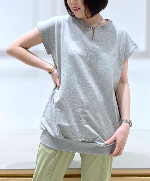 MILKFED.（ミルクフェド）の「SPLIT NECK S/S SWEAT TOP（スウェット・レディース・ベージュ/アッシュ・ONE SIZE）」の18枚目の写真