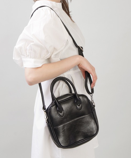 SPINNS(スピンズ)の「【2WAY仕様】フェイクレザーボストンバッグ(ショルダーバッグ・レディース・ブラック/ダークブラウン/グリーン/アイボリー・ONESIZE)」の8枚目の写真