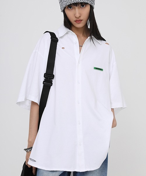 MASONPRINCE(メイソンプリンス)の「【MASONPRINCE】Damage processing one point logo shirt DT3059(シャツ/ブラウス・メンズ・ホワイト/ブラック・L/M/S/XL)」の1枚目の写真