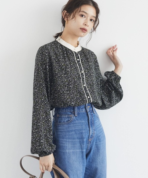 Green　Parks（グリーンパークス）の「・ELENCARE DUE フラワーパイピングブラウス＊（シャツ/ブラウス・レディース・ブラック/ベージュ/ピンク/ブルー・FREE）」の2枚目の写真