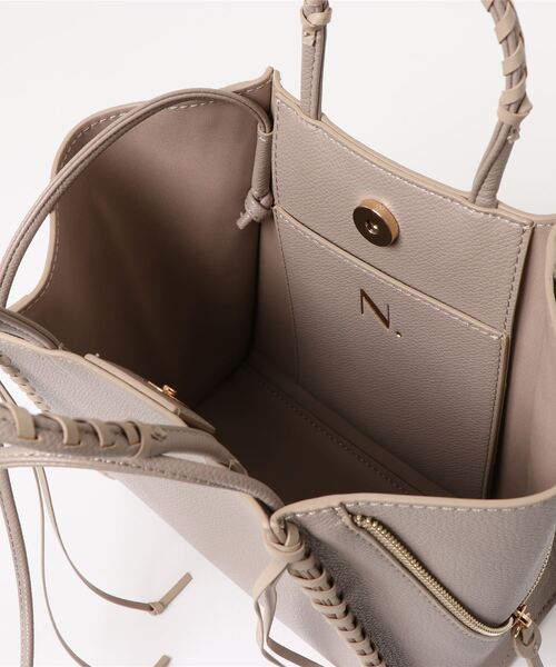 N.（N. Natural Beauty Basic）（エヌエヌナチュラルビューティーベーシック）の「【追加生産】かがりステッチショルダーバッグ（トートバッグ・レディース・ベージュ・ﾌﾘ-）」の6枚目の写真