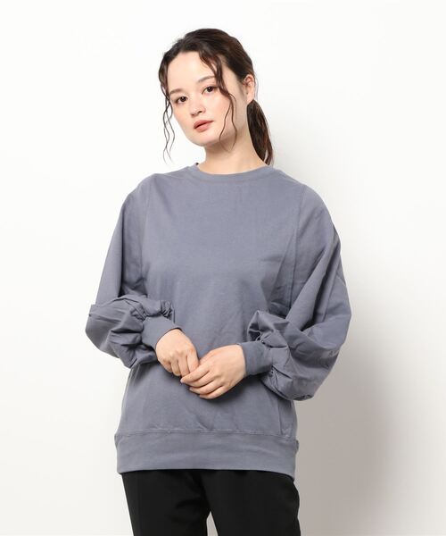 Q（キュー）の「ミニ裏毛ボリュームスリーブトレーナー（スウェット・レディース・ライトブルー/キャメル・MEDIUM）」の4枚目の写真