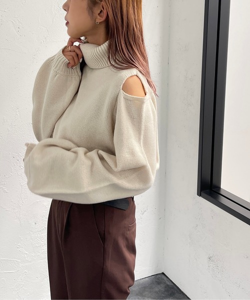 apres jour mignon(アプレジュールミニョン)の「肩開きタートルニット【ZOZOTOWN限定アイテム】(ニット/セーター・レディース・アイボリー/ブラック・X-LARGE/フリー)」の2枚目の写真