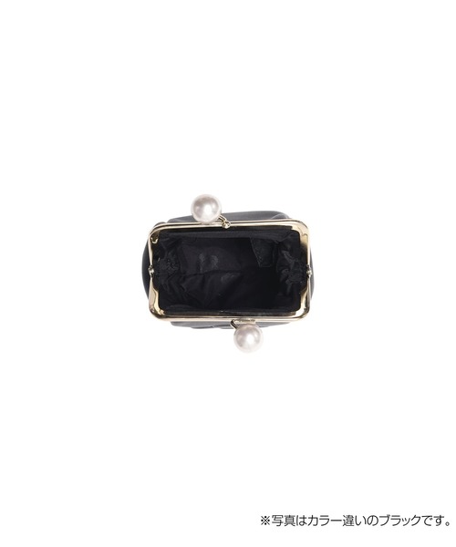 MARY QUANT(マリークワント)の「エンボスデイジーパール ガマ口マルチポーチ(ポーチ・レディース・ブラック/パールピンク・FREE)」の3枚目の写真