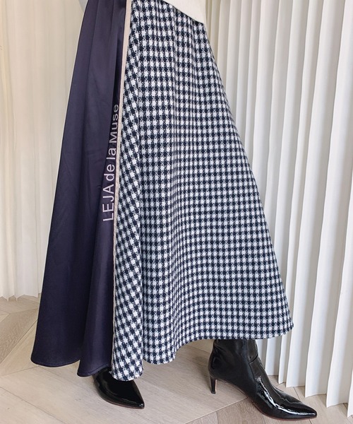 Leja(レジャ)の「千鳥柄サテン切り替え ロゴ入り ウェストゴム Aラインフレアマキシ丈スカート(スカート・レディース・ネイビー・FREE)」の9枚目の写真