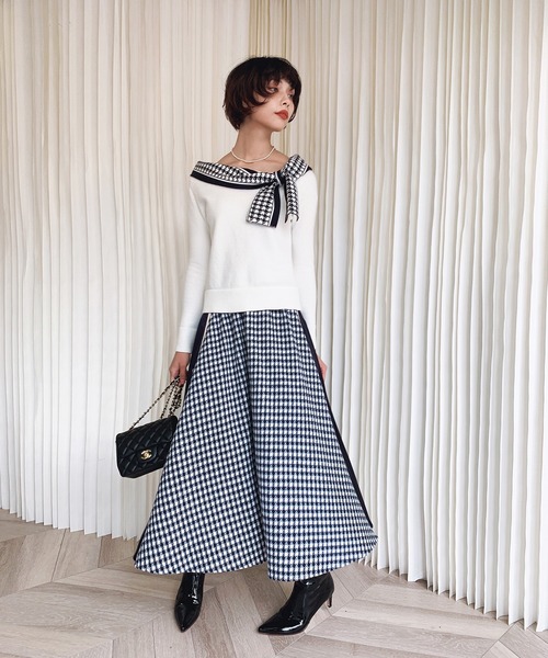 Leja(レジャ)の「千鳥柄サテン切り替え ロゴ入り ウェストゴム Aラインフレアマキシ丈スカート(スカート・レディース・ネイビー・FREE)」の2枚目の写真