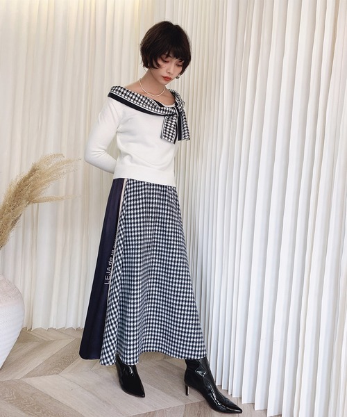 Leja(レジャ)の「千鳥柄サテン切り替え ロゴ入り ウェストゴム Aラインフレアマキシ丈スカート(スカート・レディース・ネイビー・FREE)」の5枚目の写真