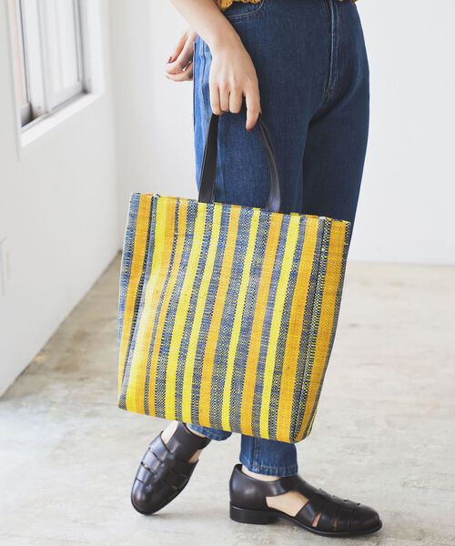 BEAMS LIGHTS（ビームスライツ）の「BEAMS LIGHTS / ラフィアシート トートバッグ（トートバッグ・レディース・ピンク/イエロー・ONE SIZE）」の4枚目の写真
