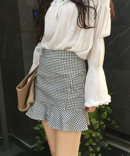 urge：（アージコロン ）の「【URGE：】ギンガムチェック 裾フレア ミニスカート（スカート・レディース・ブラック・SMALL/LARGE/MEDIUM）」の3枚目の写真