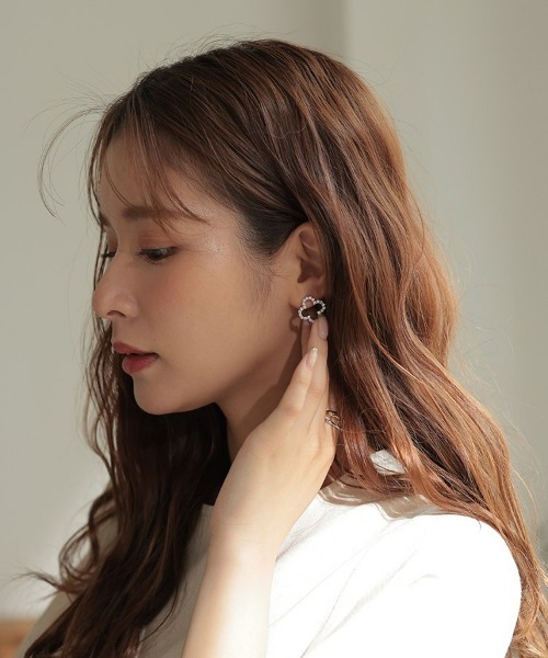 at.(アット)の「【at.】フラワーピアス・イヤリング(ピアス(両耳用)・レディース・ゴールド/ゴールド系その他・FREE)」の7枚目の写真