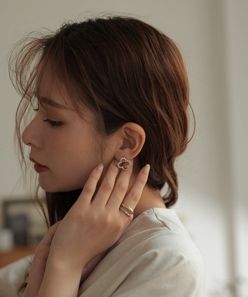 at.(アット)の「【at.】フラワーピアス・イヤリング(ピアス(両耳用)・レディース・ゴールド/ゴールド系その他・FREE)」の6枚目の写真