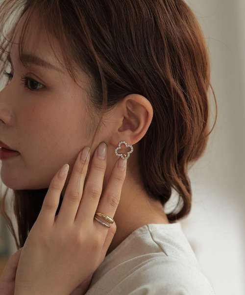 at.(アット)の「【at.】フラワーピアス・イヤリング(ピアス(両耳用)・レディース・ゴールド/ゴールド系その他・FREE)」の8枚目の写真