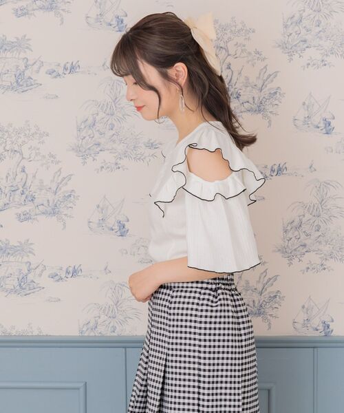 ems excite（エムズエキサイト）の「肩あきフリルテレコCT（Tシャツ/カットソー・レディース・ブラック/パープル/オフホワイト・FREE）」の9枚目の写真