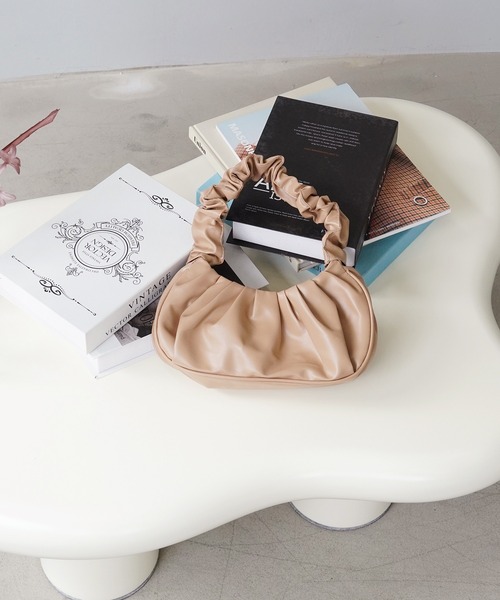 IAMUSE(アイアミューズ)の「ハンドルギャザーバッグ S0735【IAMUSE】(ハンドバッグ・レディース・ブラック/ブルー/アイボリー/ベージュ/グリーン・FREE)」の11枚目の写真