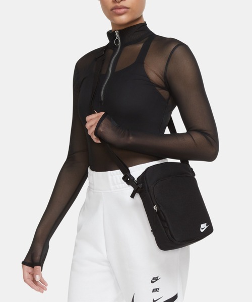 NIKE(ナイキ)の「NIKE/ナイキ ショルダーバッグ ボディバッグ ヘリテージ クロスボディ 4L DB0456-010(ショルダーバッグ・メンズ・ブラック×ブラック・FREE)」の1枚目の写真