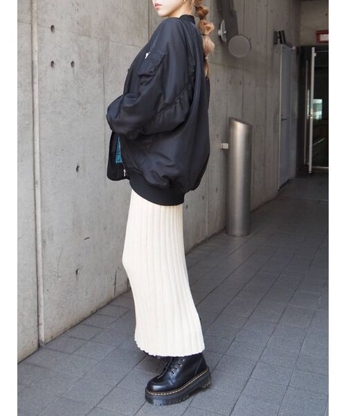 EVRIS(エヴリス)の「ロングタイトニットスカート【セットアップ着用可能】(スカート・レディース・アイボリー/ブラック/ブルー・FREE)」の20枚目の写真