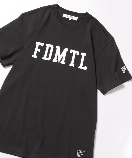 FDMTL(ファンダメンタル)の「FDMTL/ファンダメンタル LOGO TEE Tシャツ(Tシャツ/カットソー・メンズ・ホワイト/ブラック・2/4/3)」の1枚目の写真