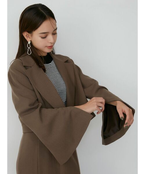 MURUA（ムルーア）の「ショートベルトジャケット【セットアップ着用可能】（テーラードジャケット・レディース・ベージュ/ダークグレー/ブラウン/ブルー・FREE）」の8枚目の写真