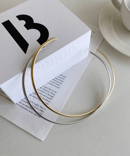 iso（イソ）の「マットメタル カーブチョーカー ネックカフ（チョーカー・レディース・シルバー/ゴールド・FREE）」の2枚目の写真