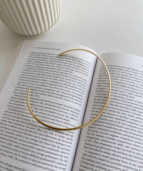 iso（イソ）の「マットメタル カーブチョーカー ネックカフ（チョーカー・レディース・シルバー/ゴールド・FREE）」の16枚目の写真