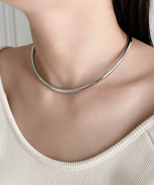 iso（イソ）の「マットメタル カーブチョーカー ネックカフ（チョーカー・レディース・シルバー/ゴールド・FREE）」の3枚目の写真