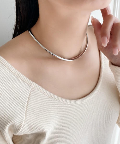 iso（イソ）の「マットメタル カーブチョーカー ネックカフ（チョーカー・レディース・シルバー/ゴールド・FREE）」の4枚目の写真