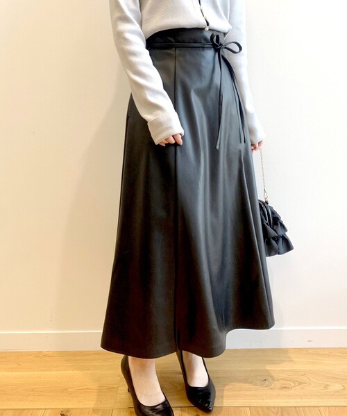 OPAQUE.CLIP（オペークドットクリップ）の「◆フェイクレザーフレアスカート【リボンサッシュ付き】（スカート・レディース・ライトグレー/ライトブルー/ブラック・36/38）」の4枚目の写真