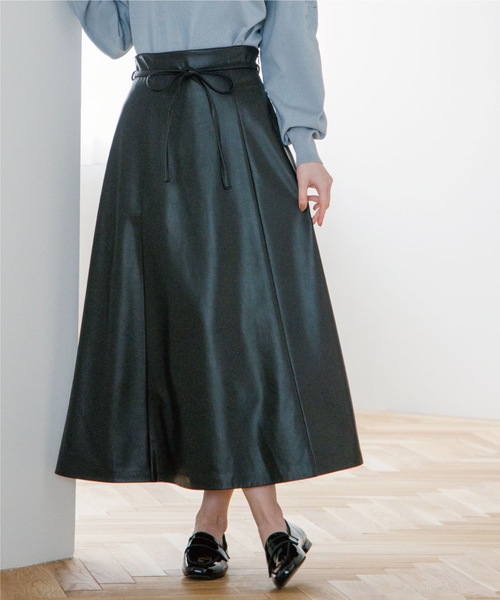 OPAQUE.CLIP（オペークドットクリップ）の「◆フェイクレザーフレアスカート【リボンサッシュ付き】（スカート・レディース・ライトグレー/ライトブルー/ブラック・36/38）」の2枚目の写真