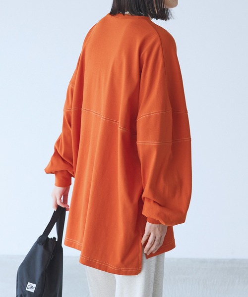 Chaco closet(チャコ クローゼット)の「オーバーサイズ配色ステッチフットボールロングTシャツ(Tシャツ/カットソー・レディース・ピンク/グリーン/オレンジ/ブラック/アイボリー・FREE)」の17枚目の写真