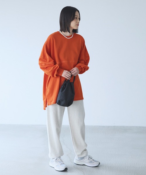 Chaco closet(チャコ クローゼット)の「オーバーサイズ配色ステッチフットボールロングTシャツ(Tシャツ/カットソー・レディース・ピンク/グリーン/オレンジ/ブラック/アイボリー・FREE)」の11枚目の写真