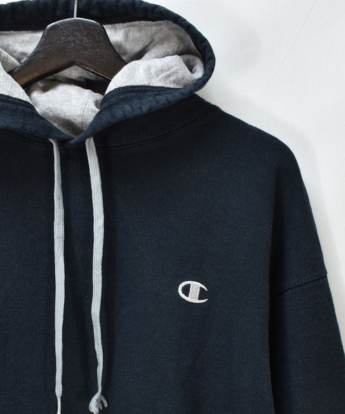 Champion(チャンピオン)の「【ヴィンテージ古着】Champion / チャンピオン ロゴ刺繍 スウェットパーカー(パーカー・メンズ・ブラック・LARGE)」の2枚目の写真