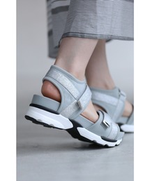 上品に煌く 厚底ラメサンダル